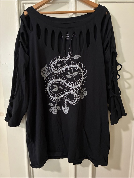 torrid Tops - Torrid Classic Fit Black 3/4 Sleeve T-Shirt Size 2 Distressed Snake Skeleton